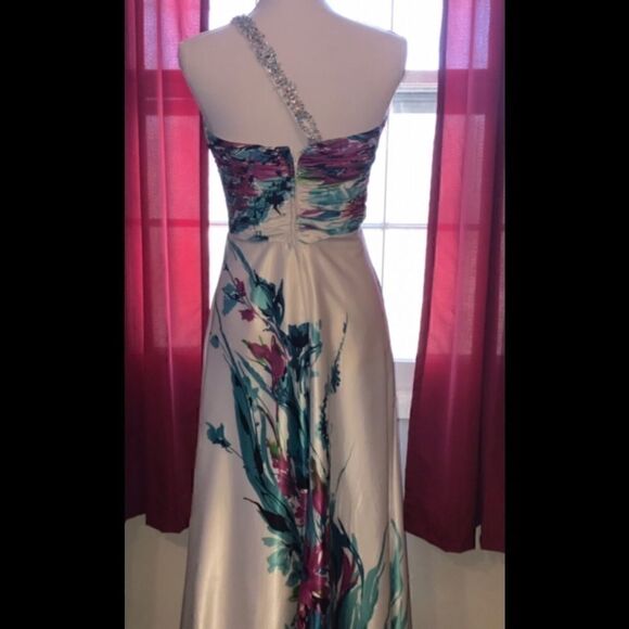 NWOT MEProm Beauty    - Picture 8 of 8